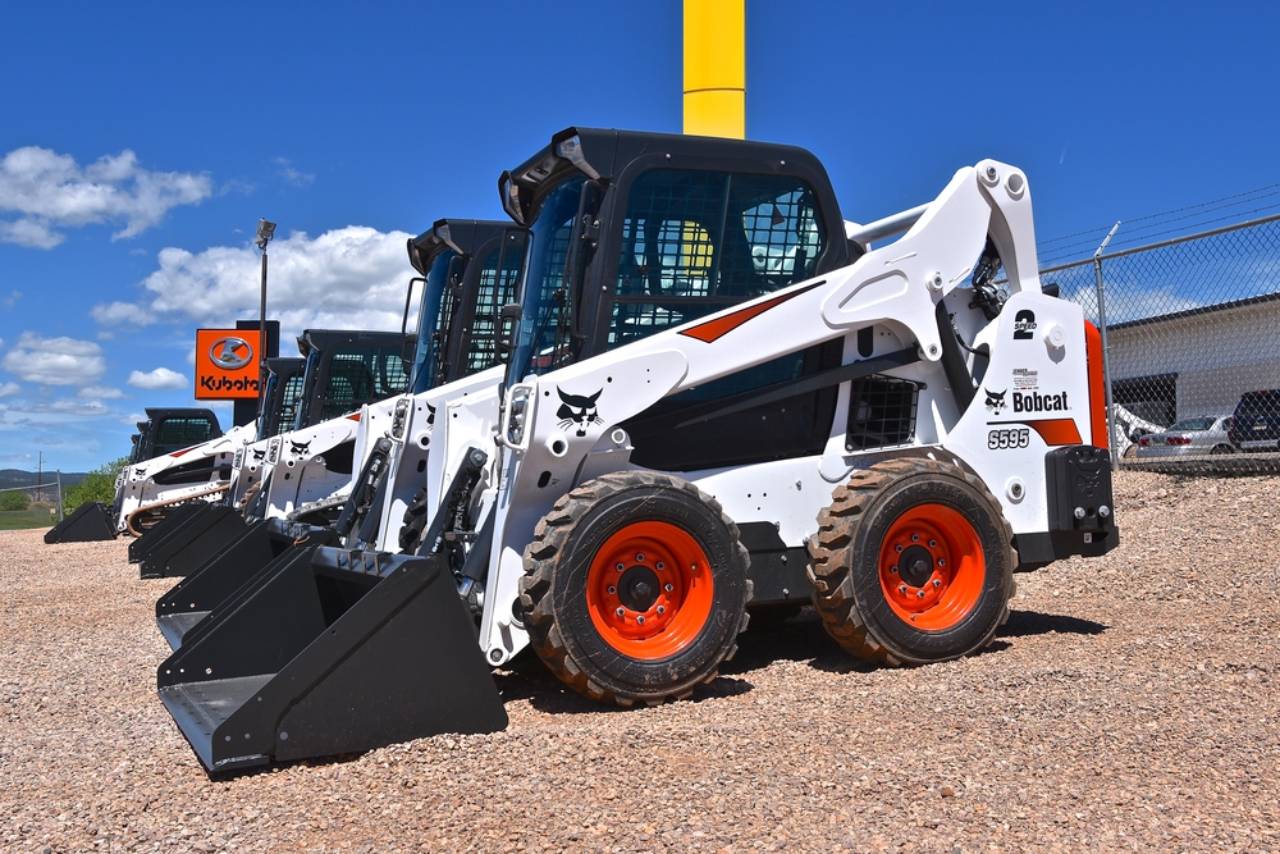 Skid Steer vs. Bobcat (2024 Comparison) • HEA