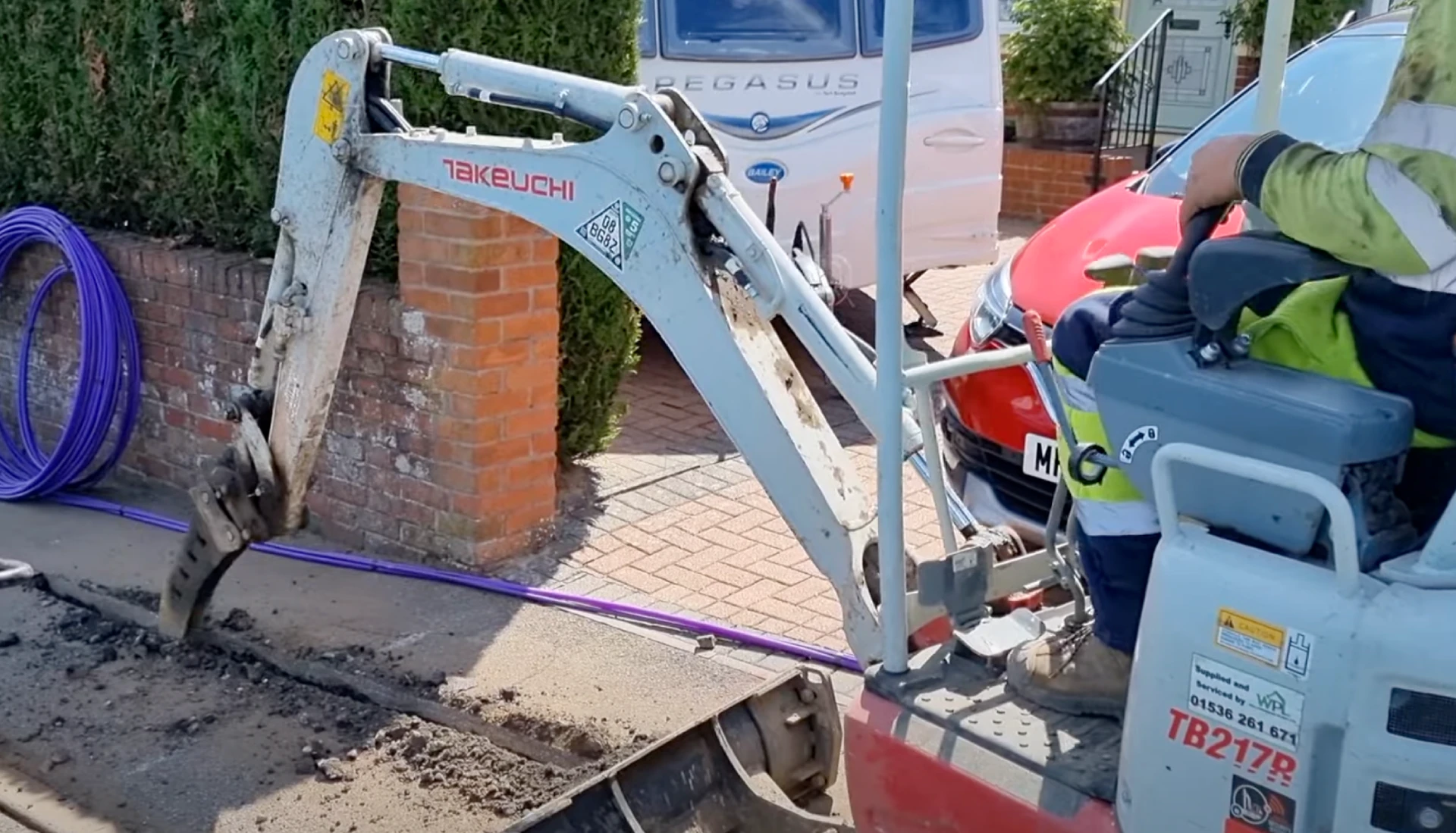 Trenching buckets