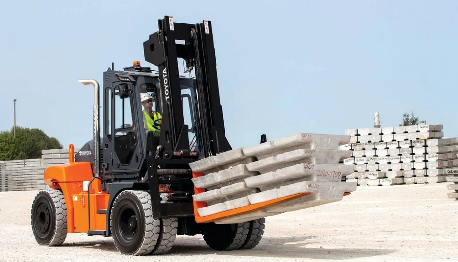 Giants Among Machines_ Specifications of the Biggest Forklifts