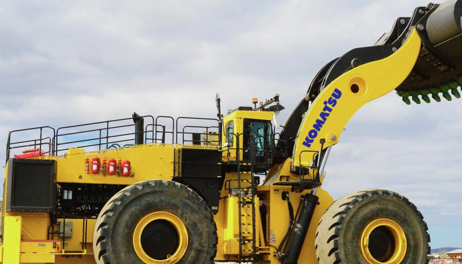 Komatsu WE2350: The Reigning Heavyweight