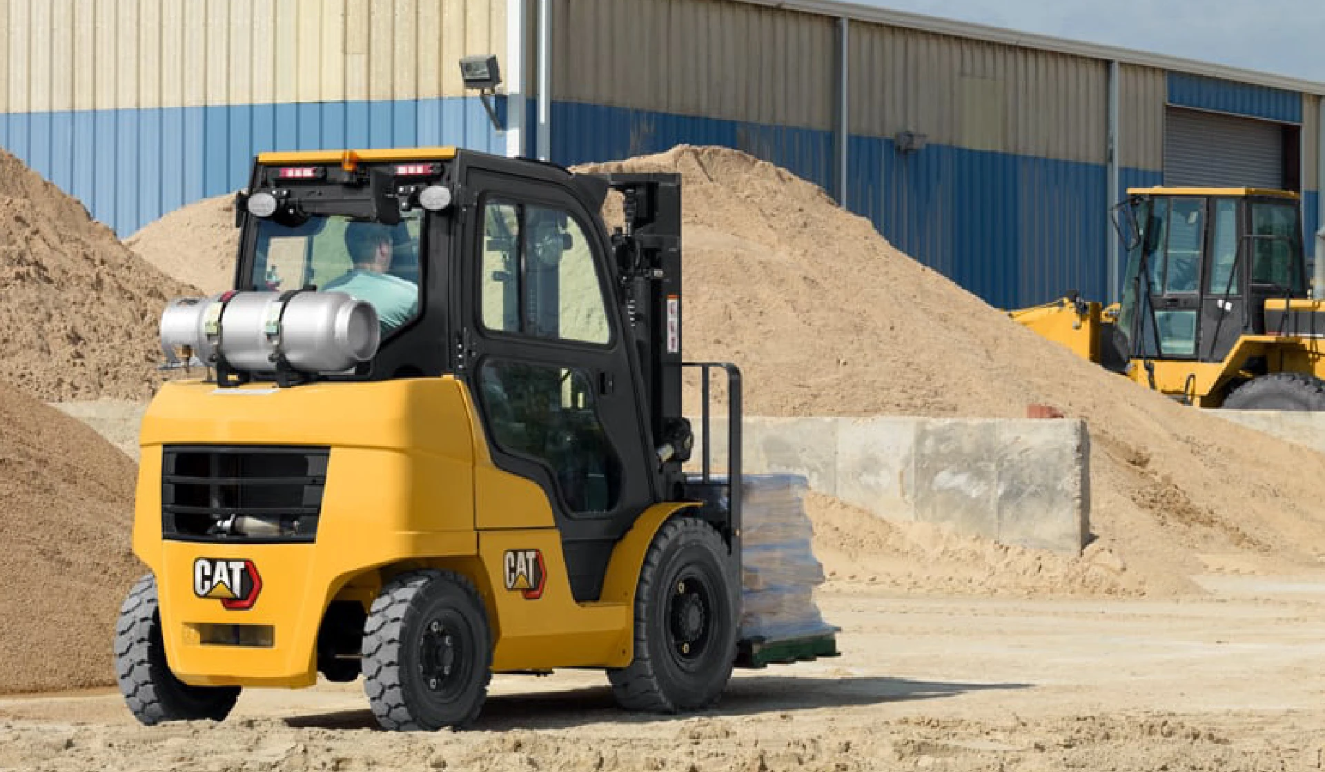 Types of Forklifts Suitable for Dirt and Gravel